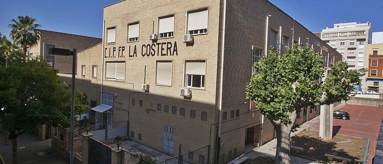 Façana principal del CIPFP de la Costera, que porta una classe a la localitat de l’Ènova | PERALES IBORRA