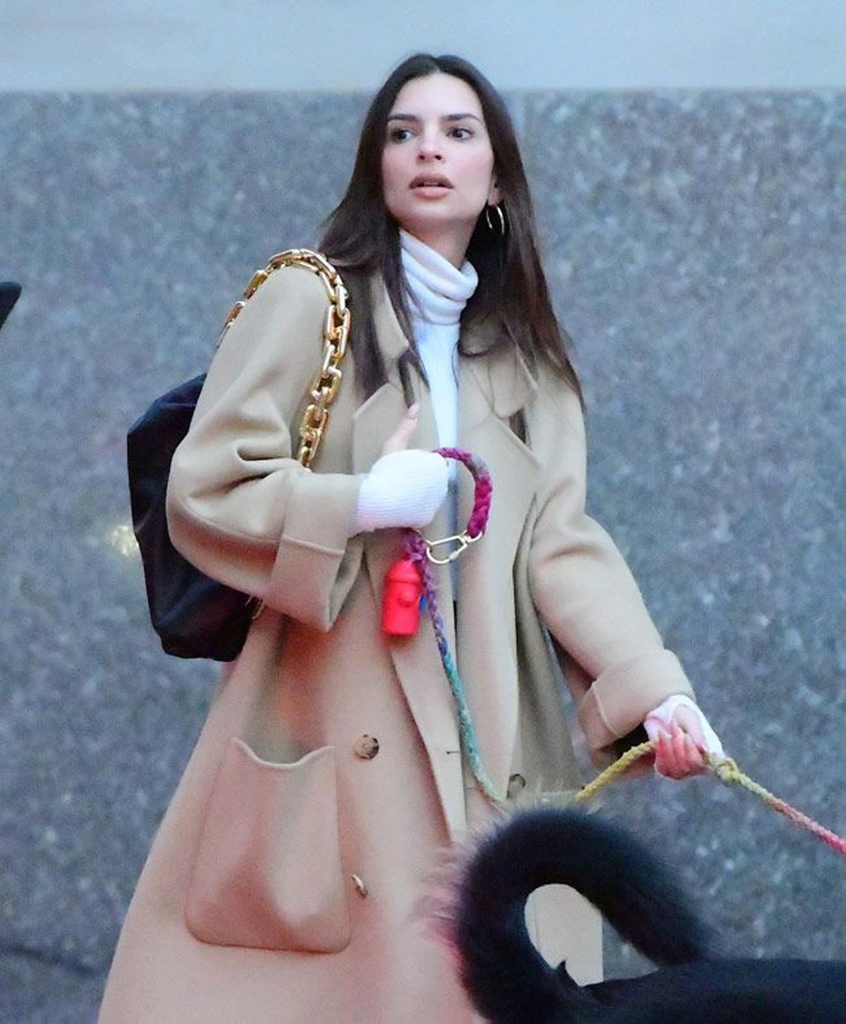 Emily Ratajkowski con su bolso de Bottega Veneta con eslabones dorados