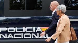 Luis Rubiales y su abogada Olga Tobau.