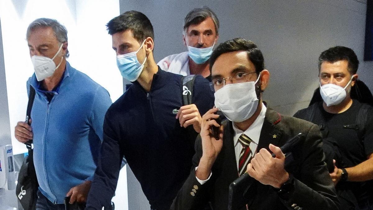 Novak Djokovic, en el aeropuerto tras su deportación en Australia.