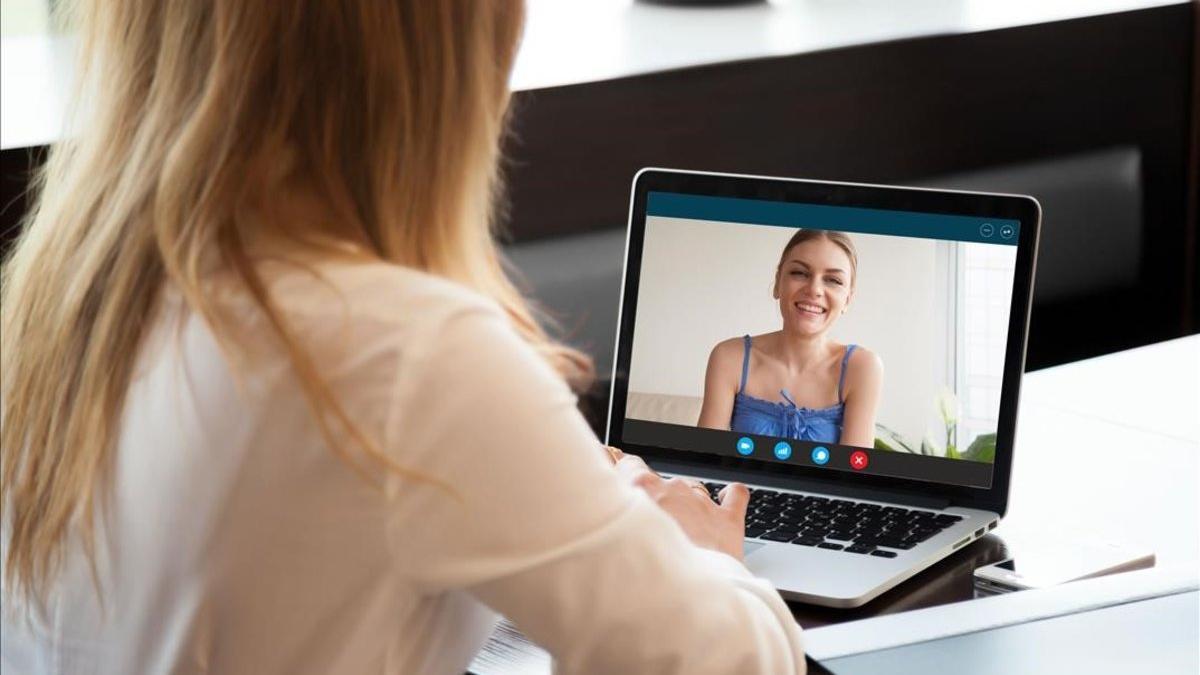 Una chica habla con su amiga por videoconferencia