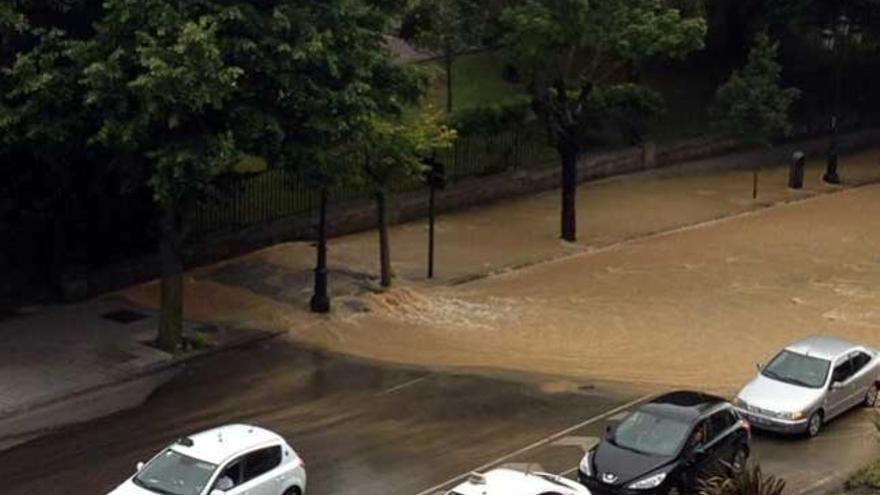 La fuga de agua frente al IES Santo Tomé. / PAZ MARÍA LAGO