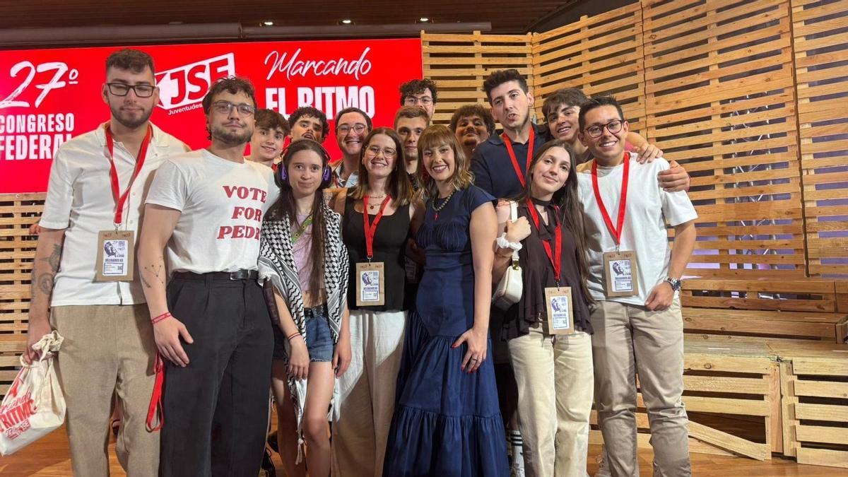 Doval y parte de los jóvenes gallegos presentes en el Congreso, junto a Aránzazu Figueroa