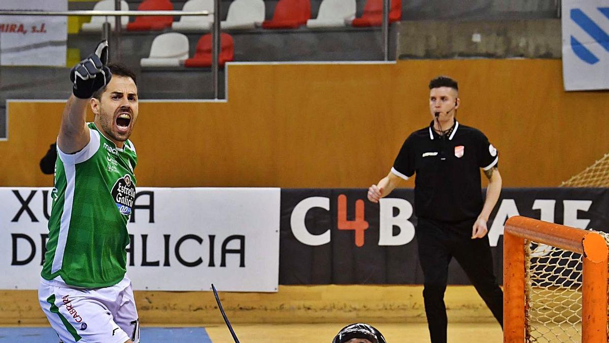 Jordi Adroher bate a Aitor Egurrola y celebra uno de los goles anotados frente al Barça. |  // VÍCTOR ECHAVE