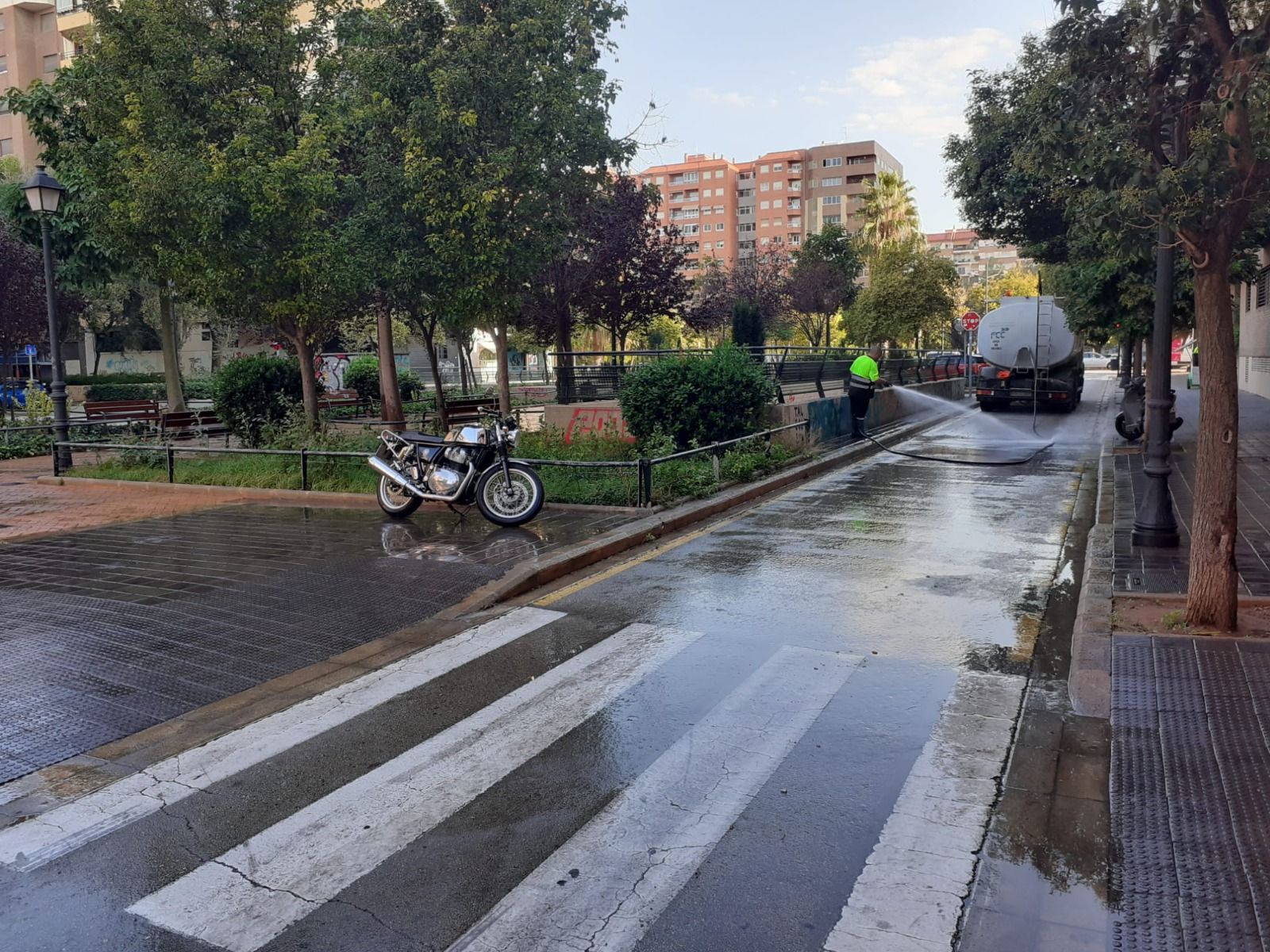 Dos operativos de limpieza en marcha en los barrios de València afectados por el cotonet y el botellón