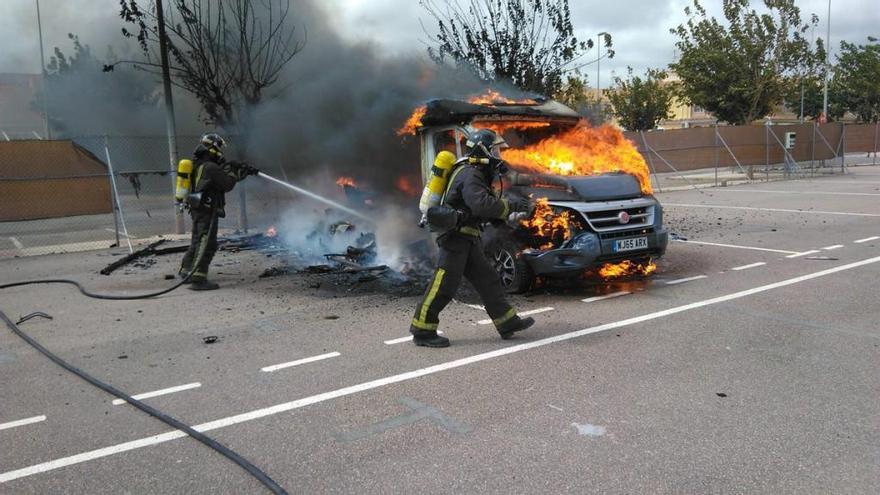 Los bomberos sofocan las llamas.