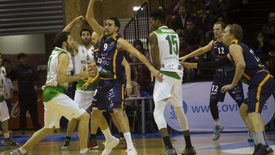 Manu Rodríguez, con el balón, defendido por Víctor Pérez en el partido que el Unión Financiera jugó ante el Castelló en Pumarín.