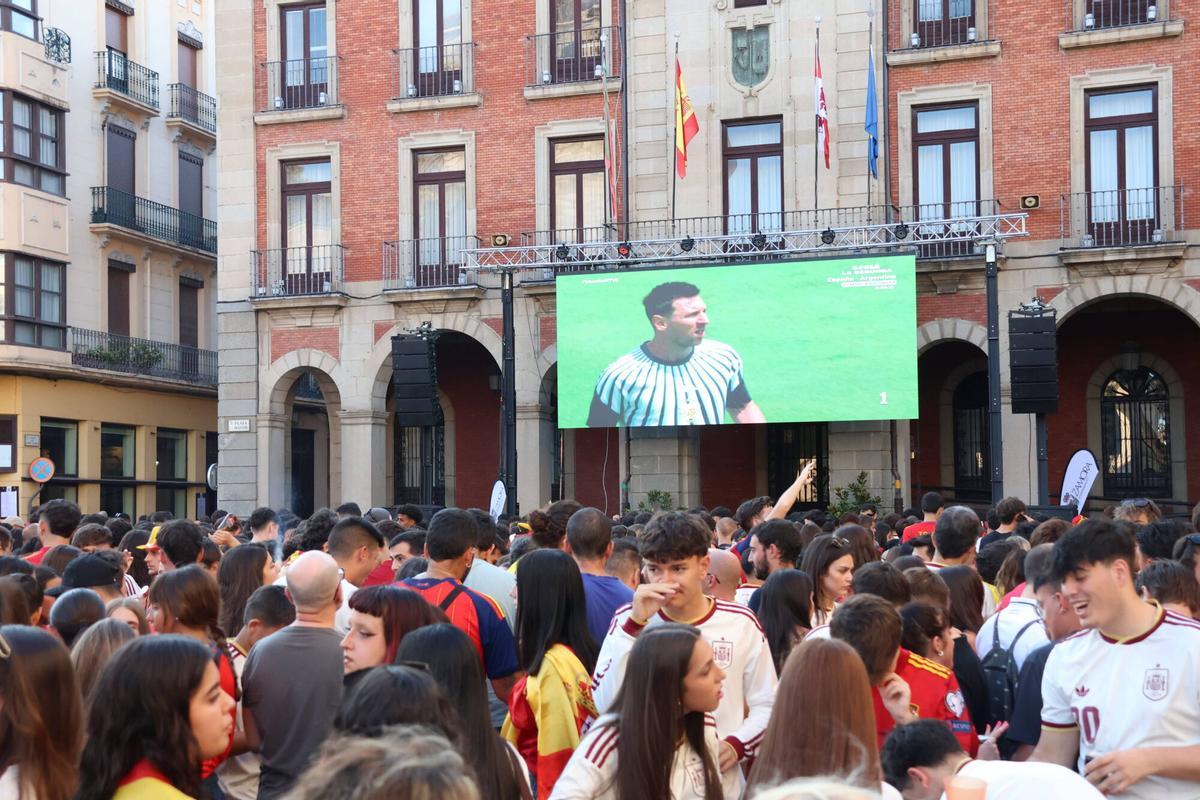 Final del Mundial de fútbol - Aficionados de la selección española ven la final en la Plaza Mayor