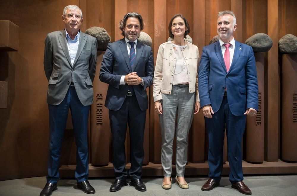 Visita de Reyes Maroto al Parlamento de Canarias