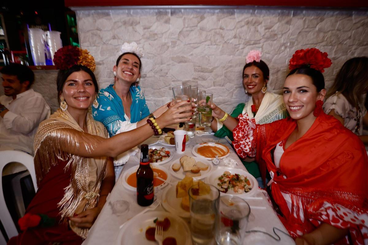 Cordobeses y turistas disfrutan en El Arenal de la primera jornada de día de la fiesta