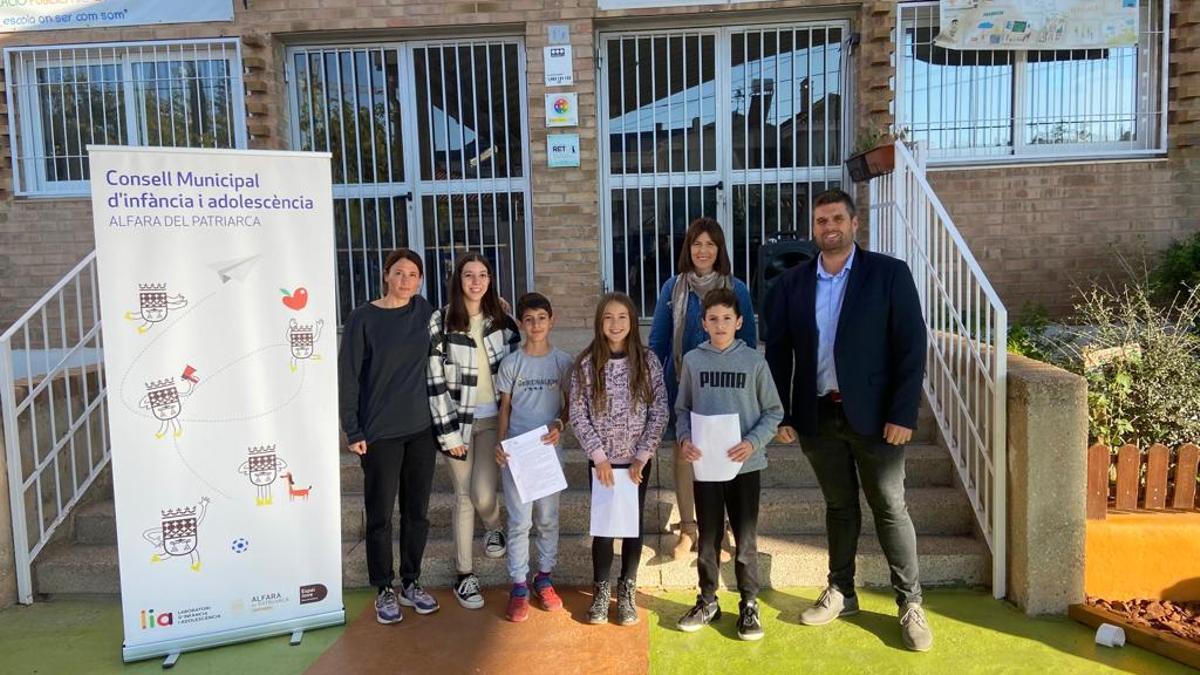 Representantes del Consejo de la Infancia y Adolescencia de Alfara en el colegio.