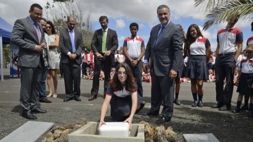 Acto simbólico, ayer, de colocación de la primera piedra de las obras del pabellón y piscina en el Arenas Internacional.| a. perdomo