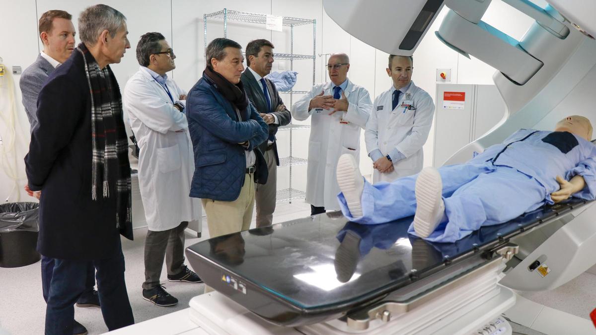 El presidente Mazón junto al conseller Marciano Gómez en la visita a un hospital