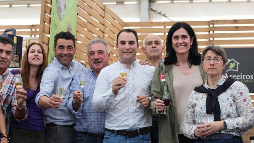 López, Acuña y otros cargos del PP en la Festa do Viño.   | // FDV