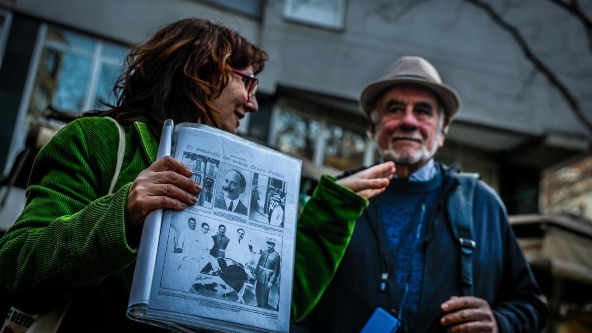 Roser Messa sostiene unas fotos del temible Brabo Portillo en vida y recién asesinado, en compañía de Arturo Daussá.