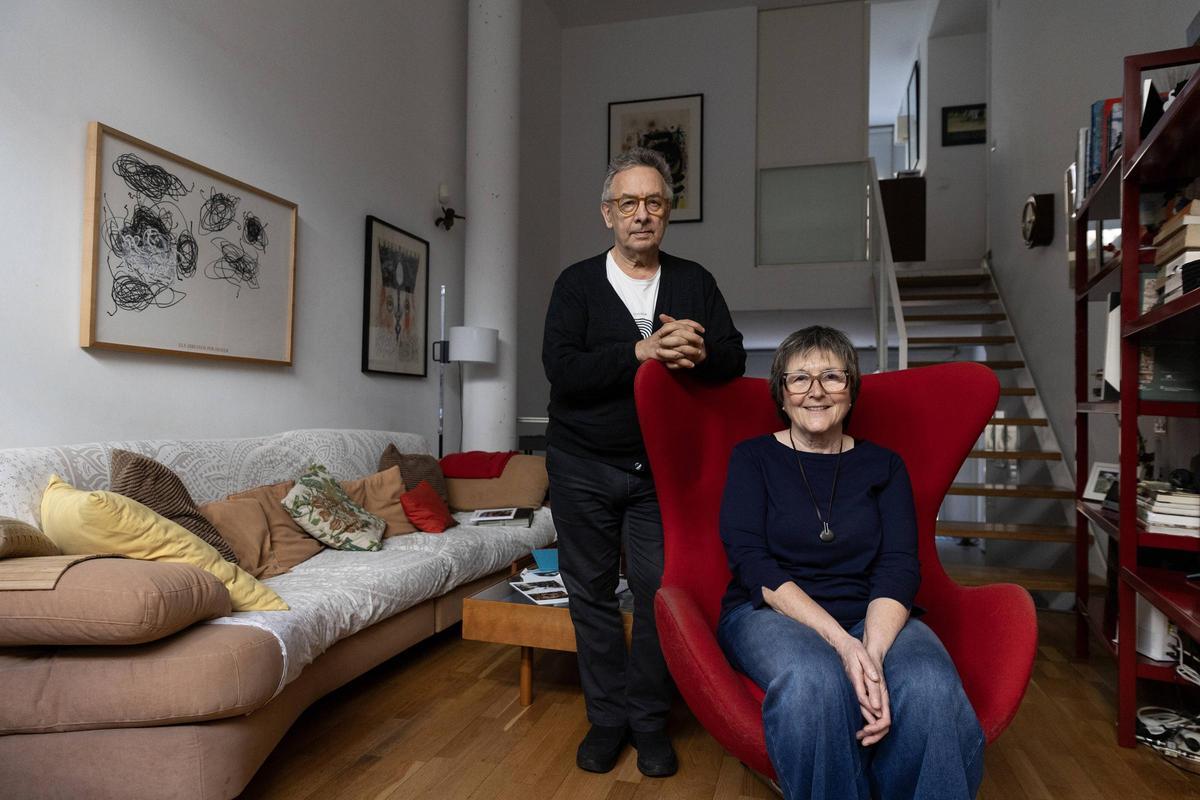 Marta y Lluìs en el salón de su casa en Catalunya.