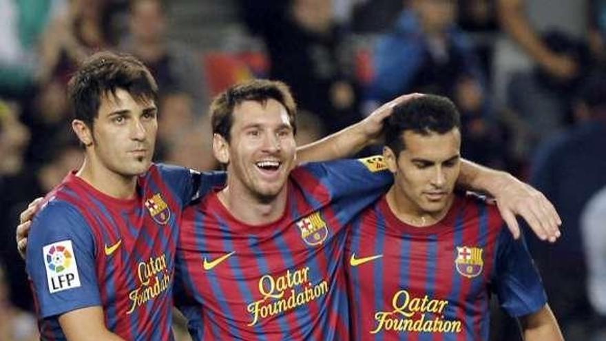 Messi se abraza con Villa y Pedro tras uno de sus goles. / albert olivé / efe