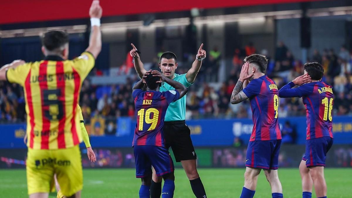 Los jugadores del filial se mostraron enfadados con el arbitraje