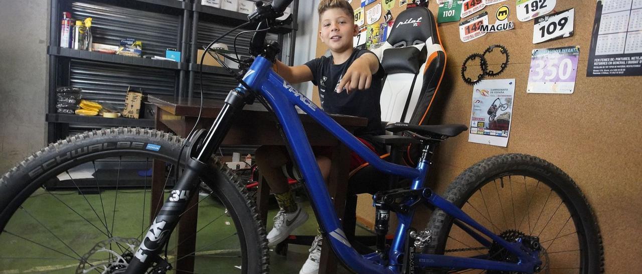 Jordi Sala, de només 10 anys, no només guanya curses sinó que també col·lecciona un munt de seguidors a les xarxes socials.  | MARC MARTÍ