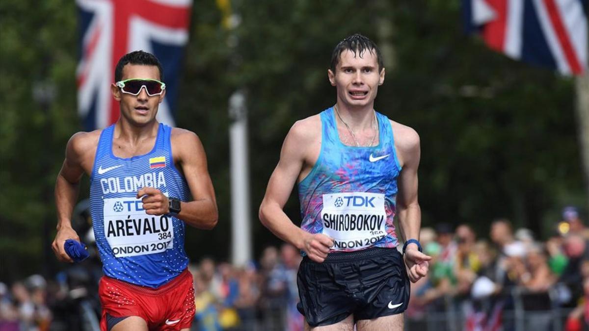 A Sergey Shirobokov (D) la IAAF no le permite competir