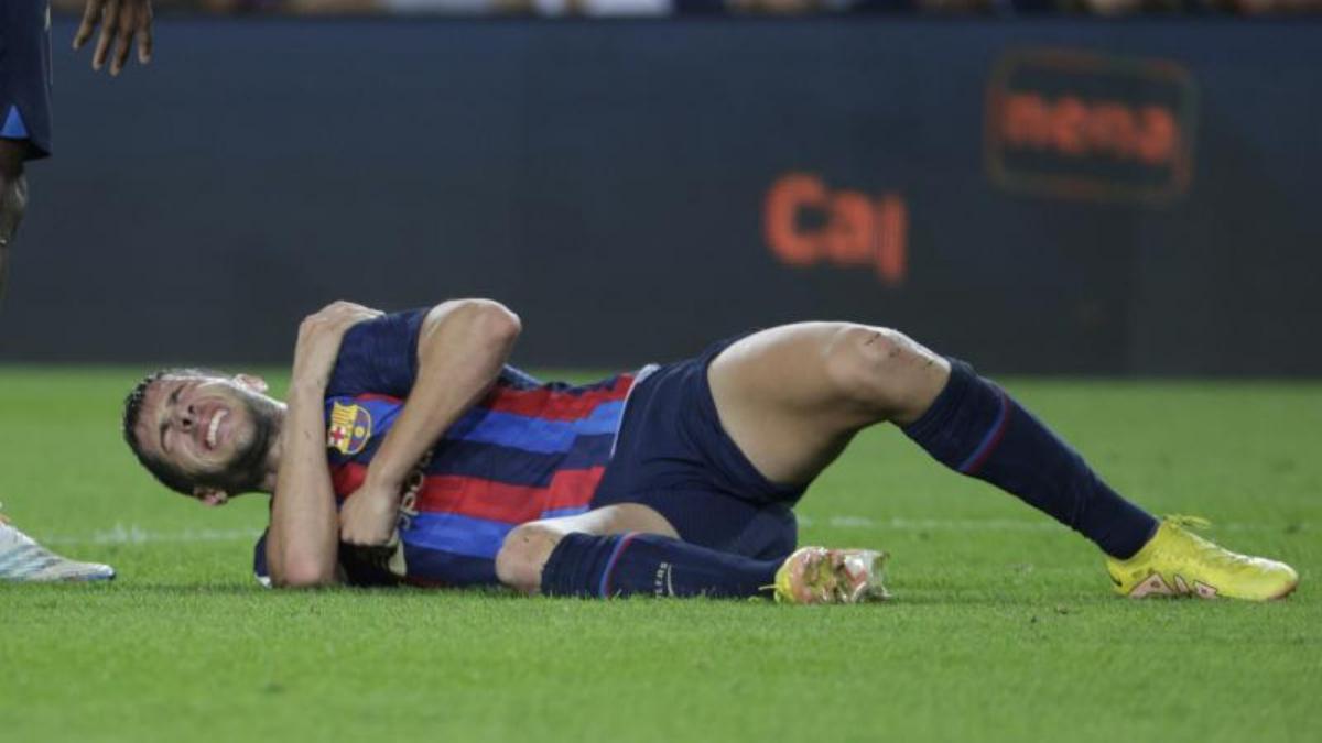 El lateral del FC Barcelona, Sergi Roberto, se duele tras caer lesionado durante el encuentro correspondiente a la jornada 11 de Primera División que disputaron frente al Athletic Club en el Spotify Camp Nou, en Barcelona.