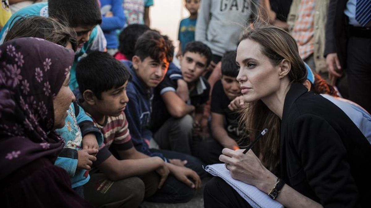 Angelina Jolie toma nota de las historias de refugiados sirios, el miércoles en Jordania.