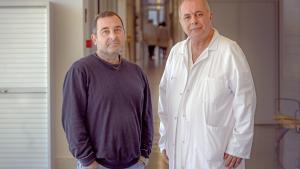 Xavier Aguirre, trasplantado de corazón hace tres años, con el doctor Antonino Ginel, en el Hospital de Sant Pau.