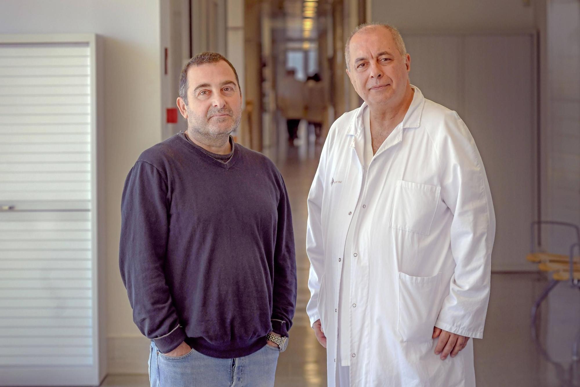 Xavier Aguirre, trasplantado de corazón hace tres años, con el doctor Antonino Ginel, en el Hospital de Sant Pau.