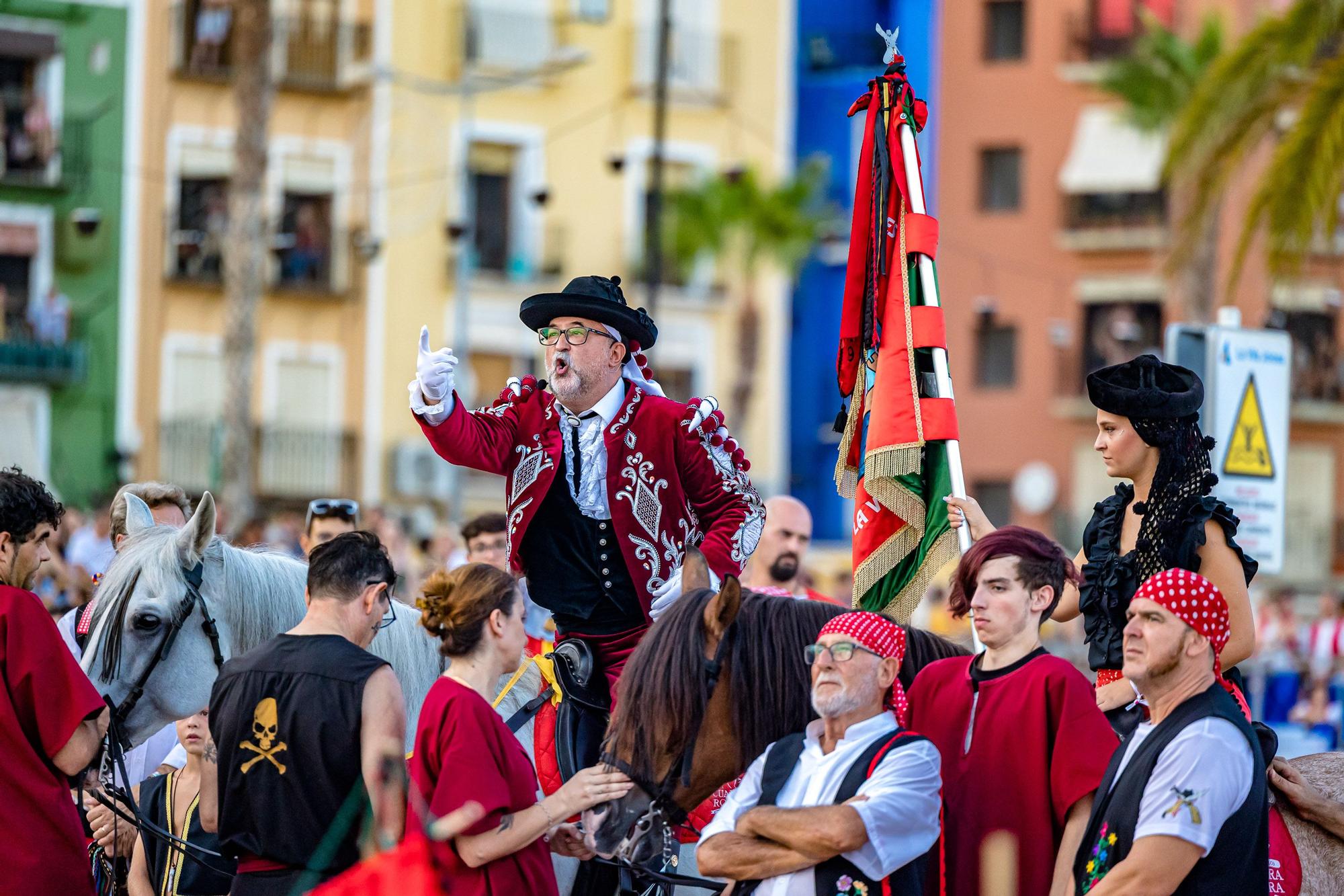 Fiestas de La Vila. Así ha sido el Alijo y la Embajada Contrabandista en la Playa.