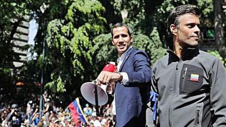 Guaidó i Leopoldo López, adreçant-se als participants en una marxa a Caracas