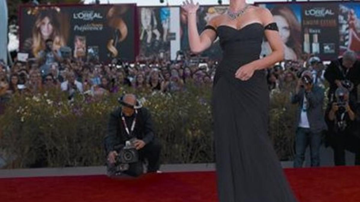 Scarlett Johansson posó ayer en la alfombra roja de Venecia.