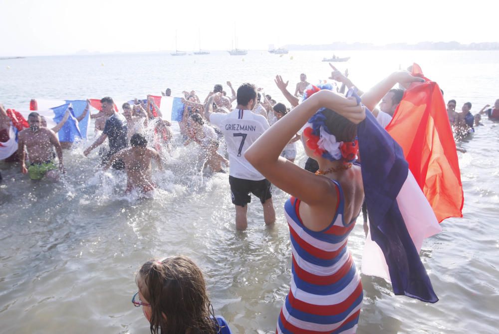 L''afició francesa a Roses celebra la victòria del seu equip al Mundial