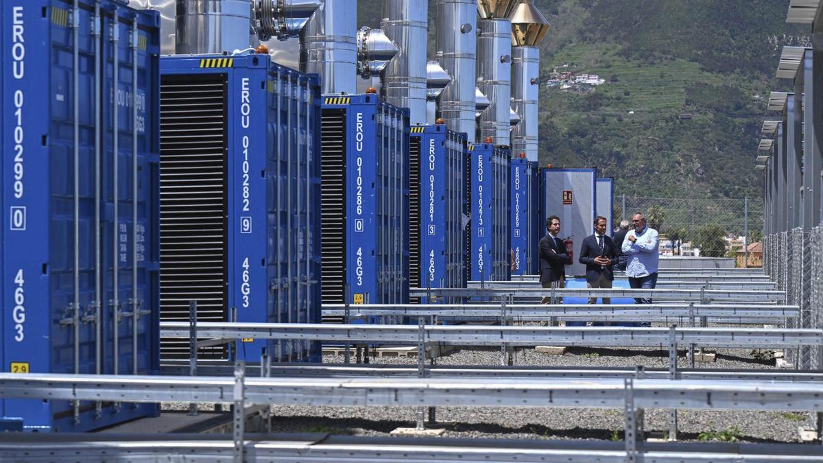 Visita de Mariano Hernández Zapata a la ya existente planta eléctricsa de refuerzo de La Gañanía, en Los Realejos. | E. D.
