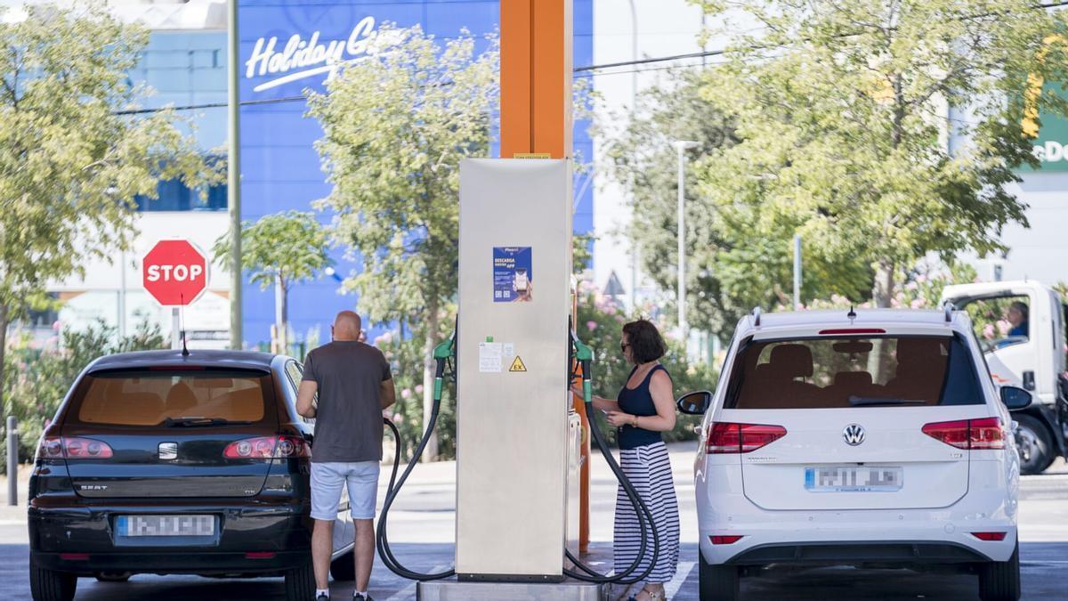 Varios coches en una gasolinera,