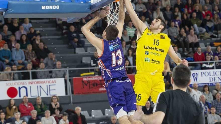 Tapón espectacular de Rosa al exjugador del Oviedo Nikola Cvetinovic.