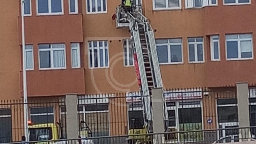 Bomberos de Telde intervienen en el rescate de una mujer atrapada en su vivienda