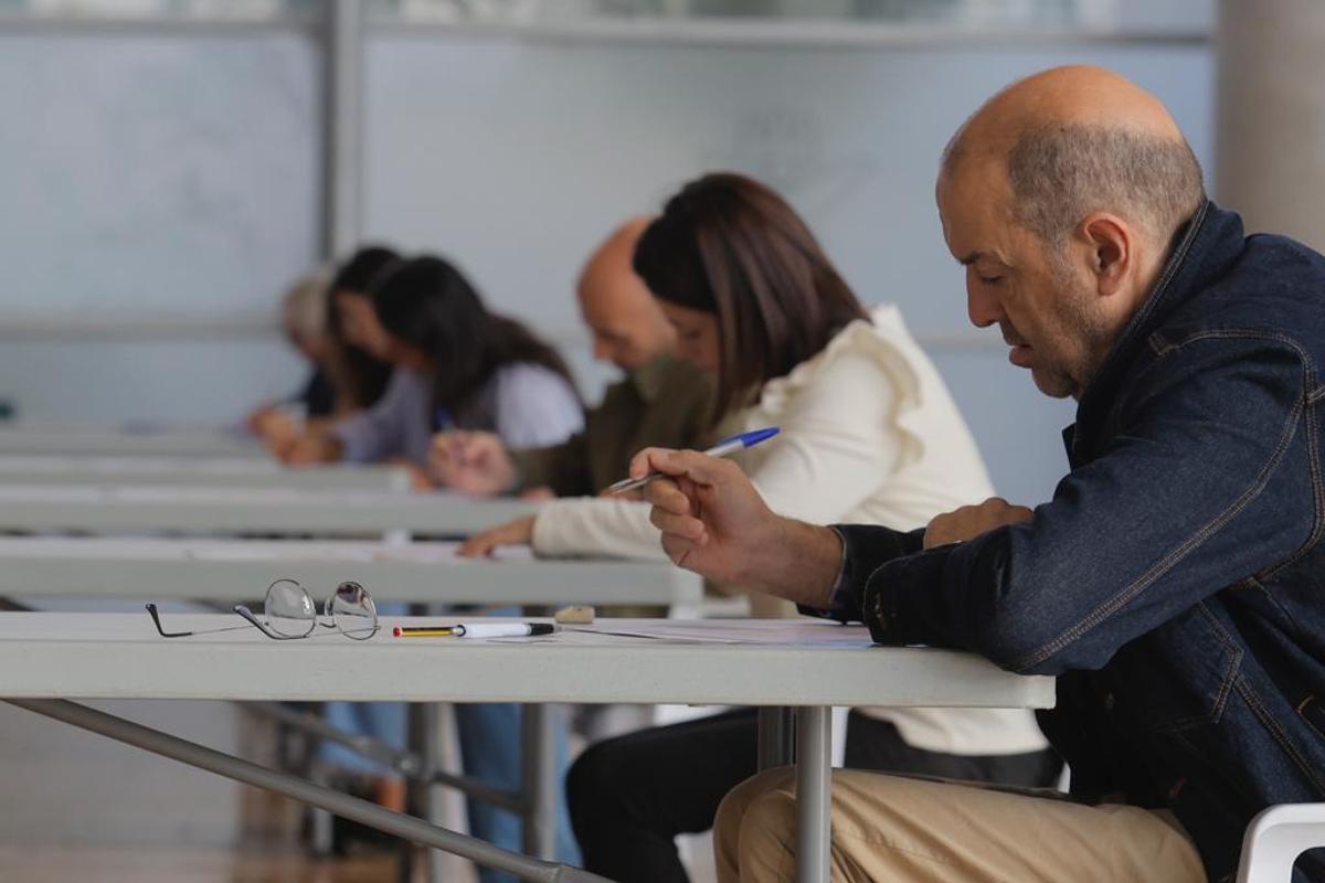Cientos de personas realizan las pruebas orales del C2 de valenciano