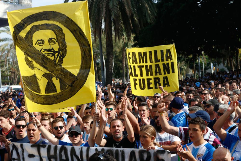 La protesta, convocada para los instantes previos al Málaga - Almería, ha sido más multitudinaria que otras anteriores y ha tenido un cántico más recurrente que otros: ¡Al Thani, vete ya!