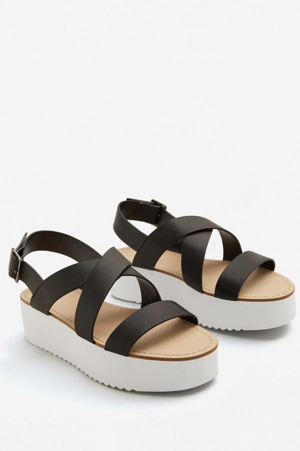 20 prendas de Mango por menos de 20 euros: sandalias de plataforma