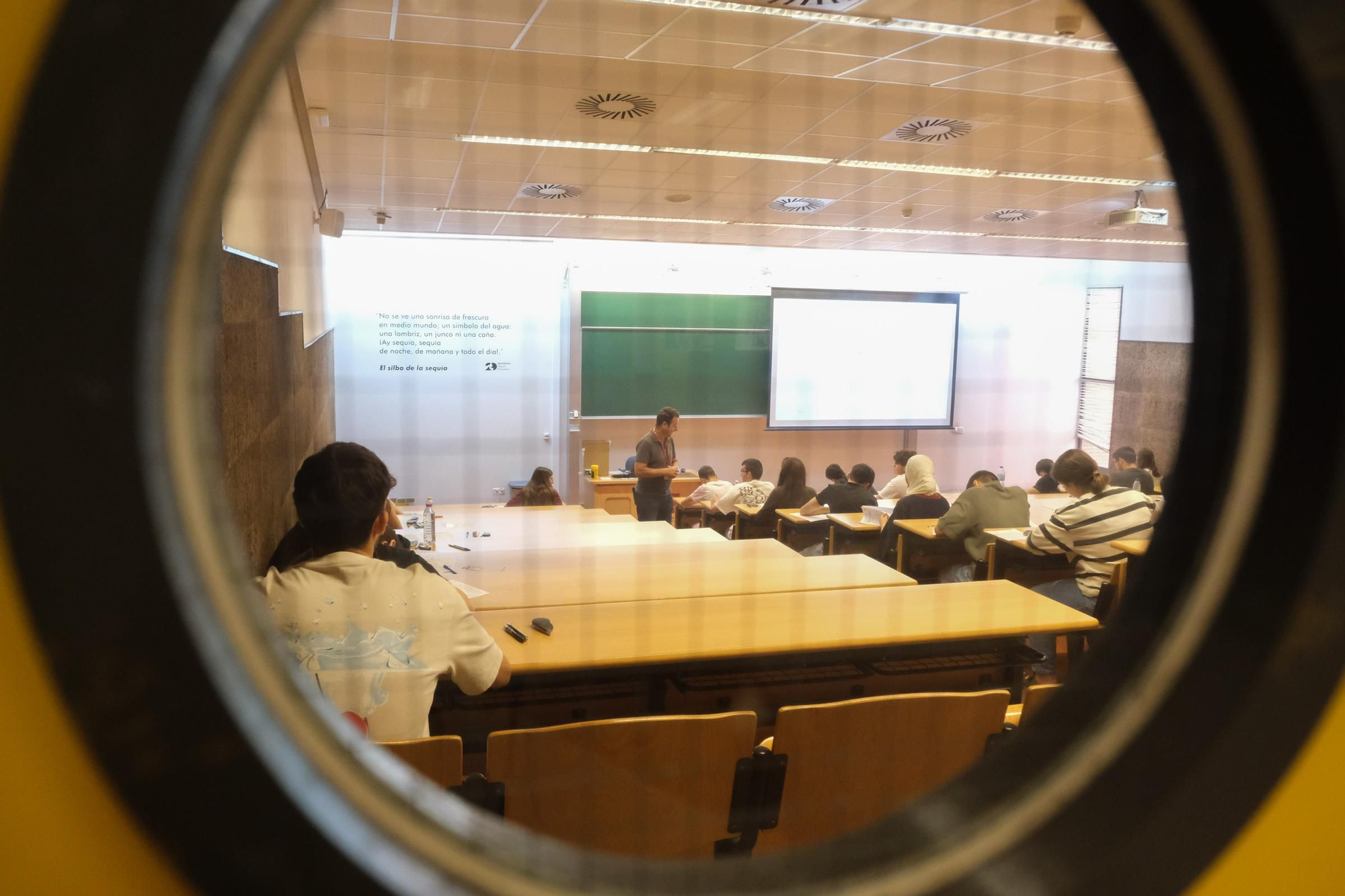 Muchos nervios en el primer día de exámenes de la PAU en Elche