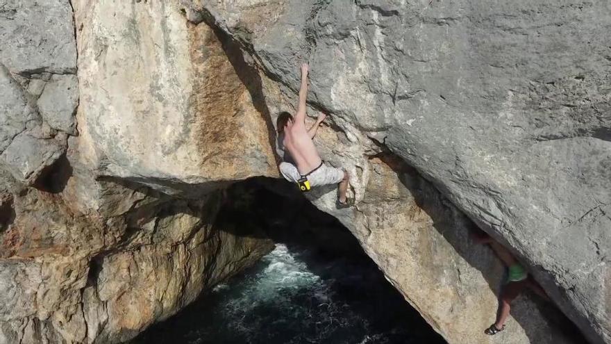 Los hermanos Iker y Eneko Pou practican el psicobloc en Mallorca