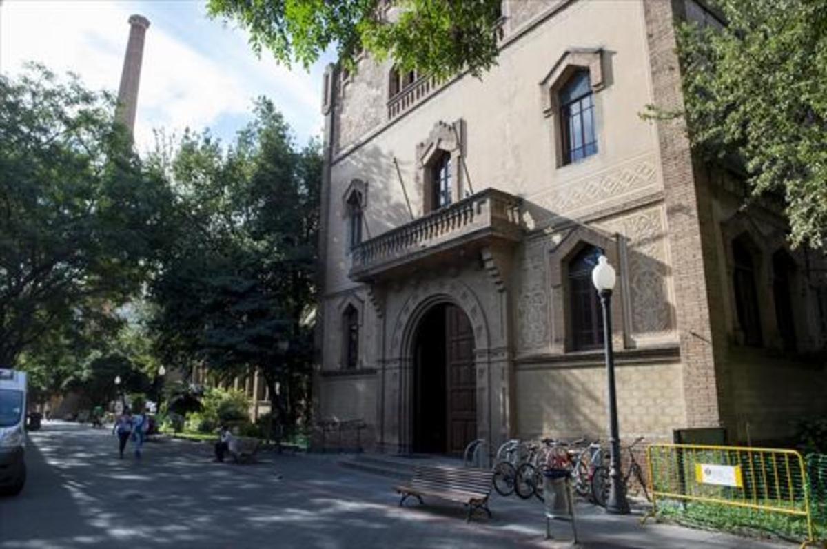 La imponent façana del Col·legi Major Ramon Lllull.