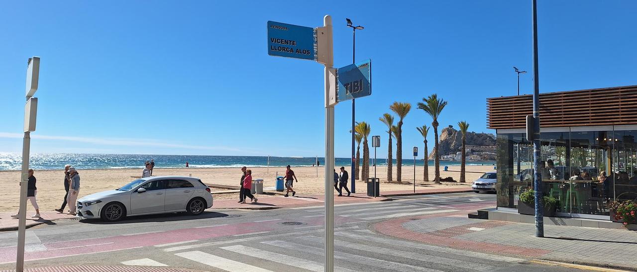 El paseo de La Cala de Benidorm llamado avenida Vicente Llorca Alós.