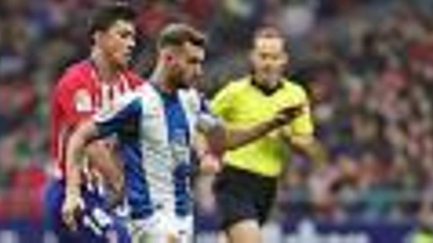 Baptistao lluita una pilota davant Rodri al Wanda Metropolitano.