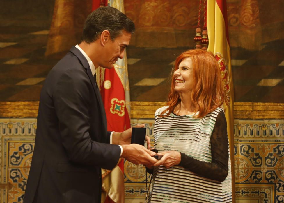 La exministra recibe la Alta Distinción de la Generalitat