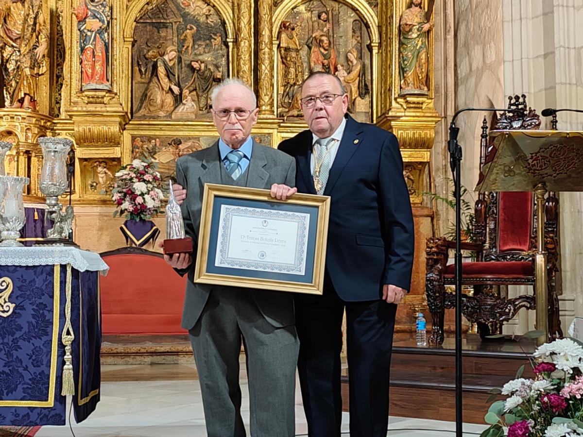 José Guerrero, viudo de Teresa Botella, y Antonio Díaz, presidente de la Agrupación de Cofradías.