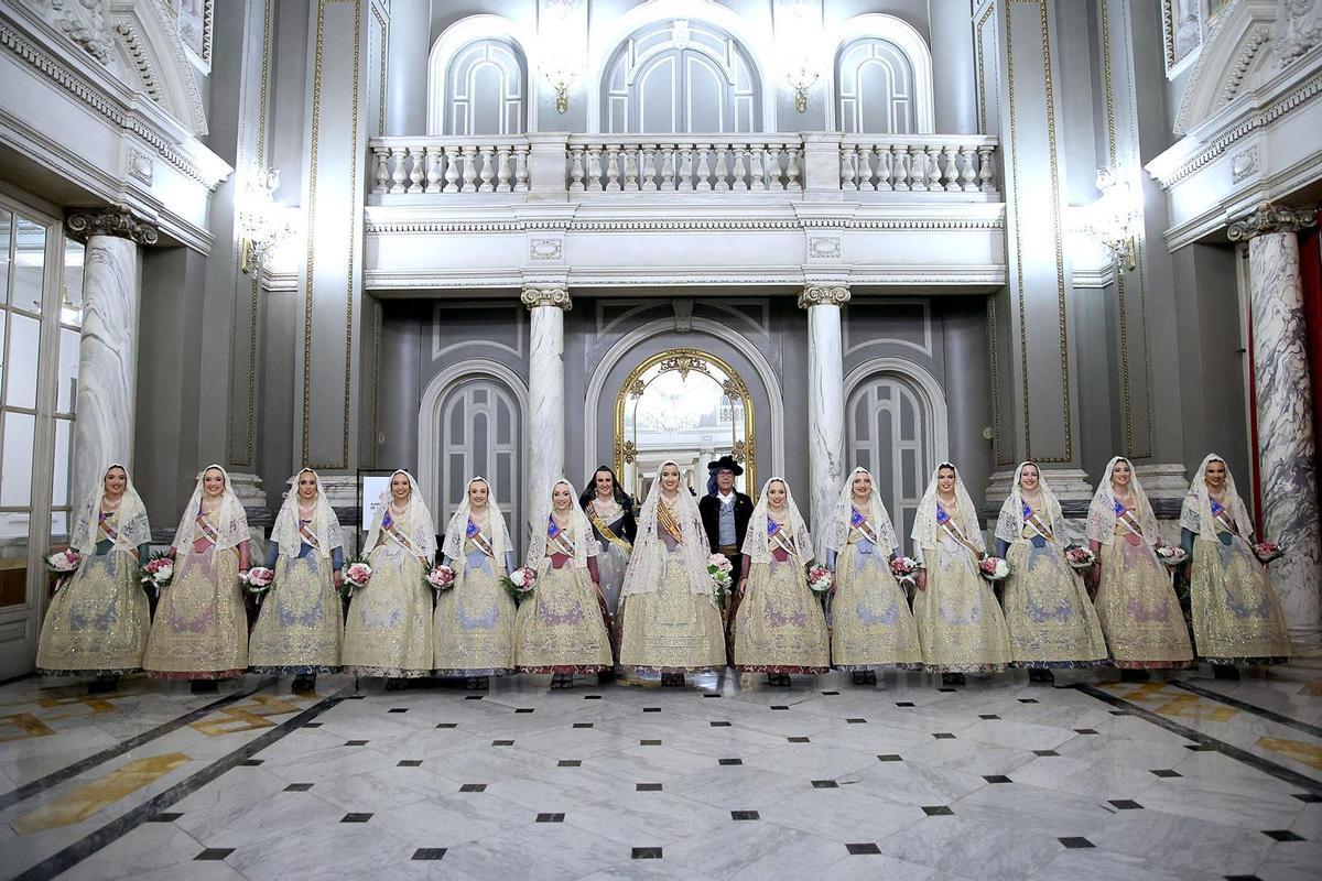 María José Catalá, vestida de fallera en la Ofrenda de 2026