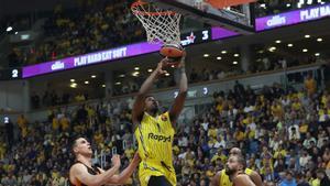 Jaylen Hoard supera a la defensa taronja