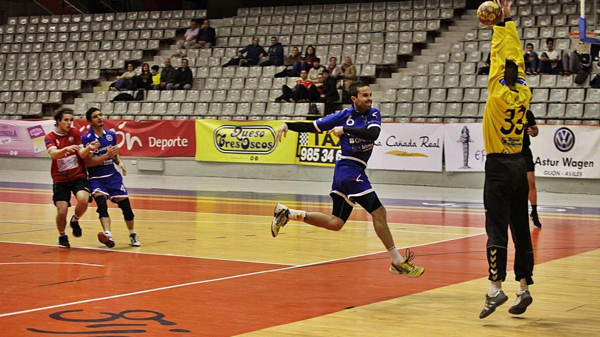 Nacho Huerta remata ante Álvaro Campo en un Gijón-Base Oviedo de enero de 2018. | Ángel González