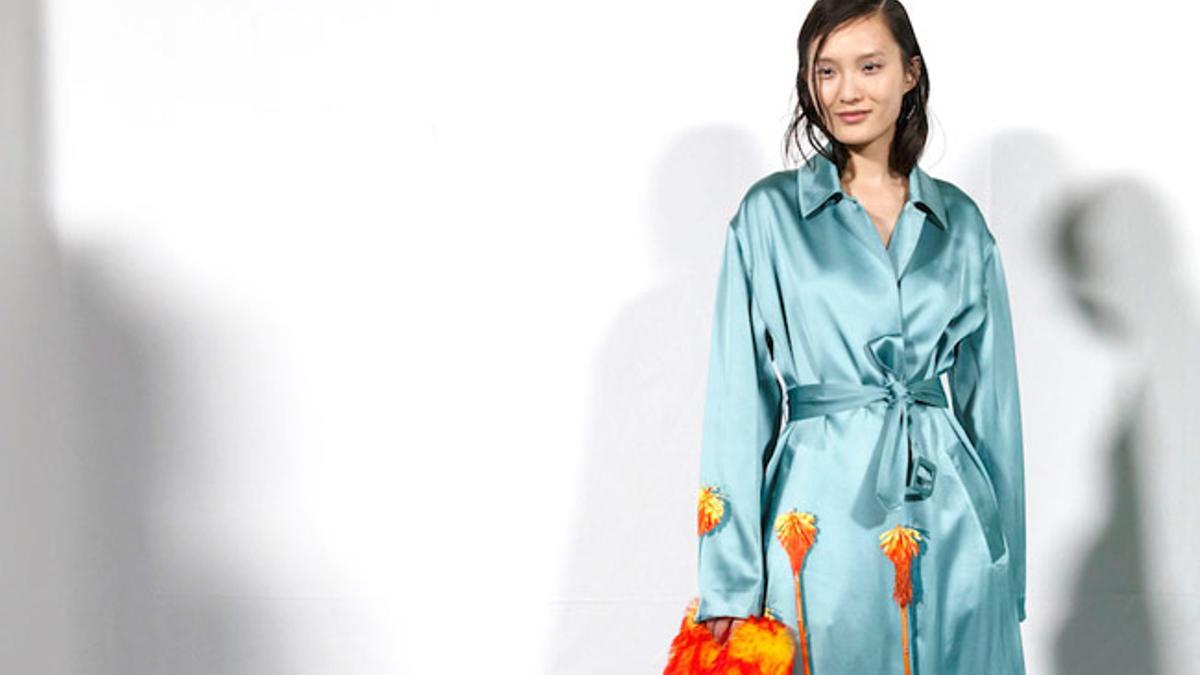Vestido satinado de la colección otoño-invierno 2019-2020 de Dries Van Noten